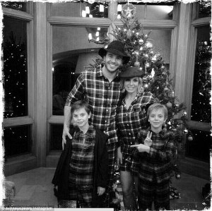 24430FF100000578-2887123-A_new_love_in_her_life_Britney_Spears_with_her_beau_Charlie_Eber-a-7_1419538906740