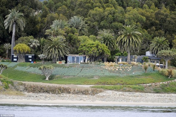 389cf38e00000578-3798575-another_cali_pad_the_two_also_have_a_5_million_home_in_santa_bar-a-45_1474387469623